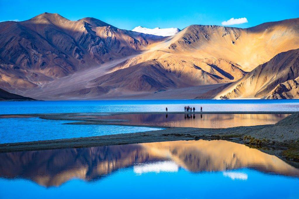Lac du Ladakh entouré de chaînes de montagnes