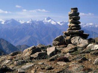 Sentier de trek avec vue sur l'Himalaya