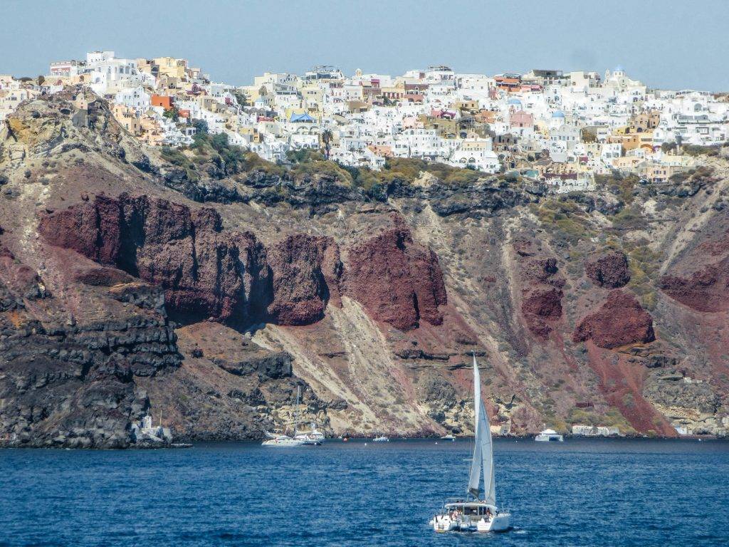 Voilier en mer devant une île grecque