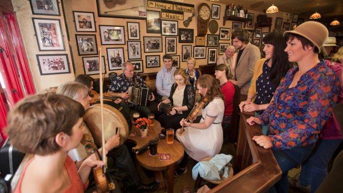 Musiciens en train de jouer dans un pub irlandais