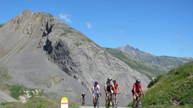 Cyclistes devant un col de montagne