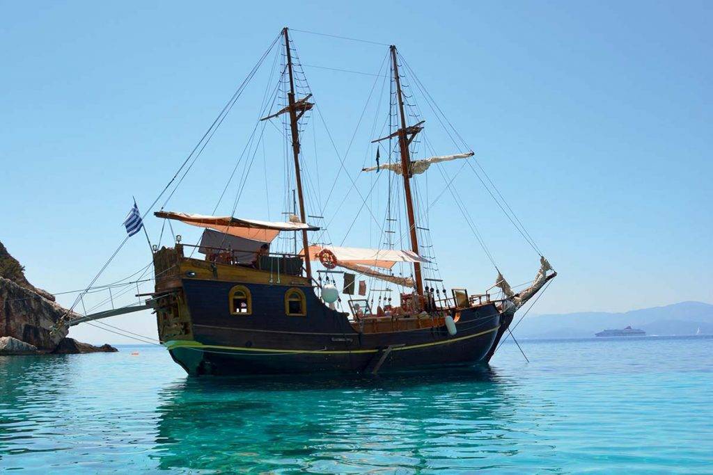 Caïque en bois navigant en Grèce