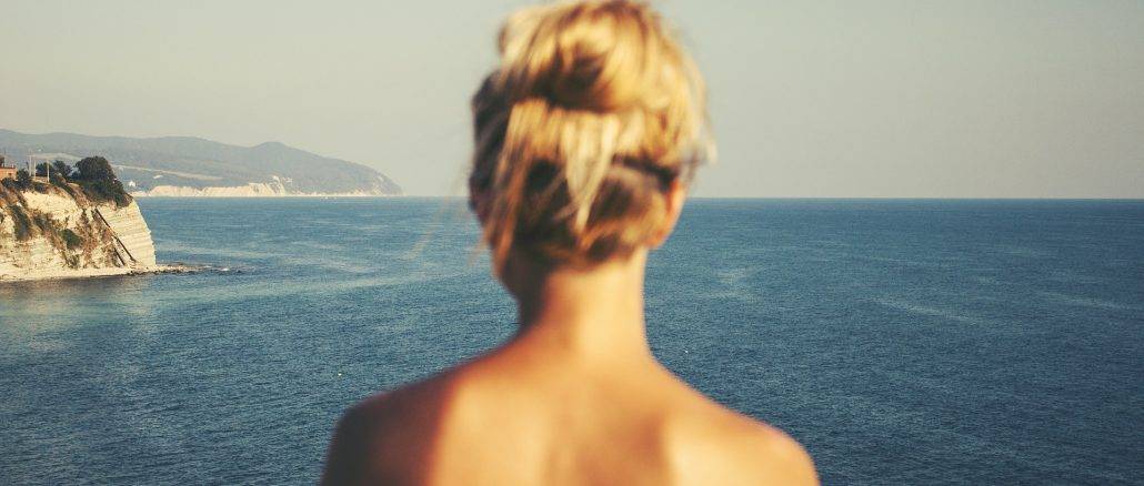 Femme de dos regardant la mer