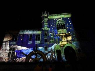 Projection de jeux de lumière la nuit sur les façades de la ville de Bourges