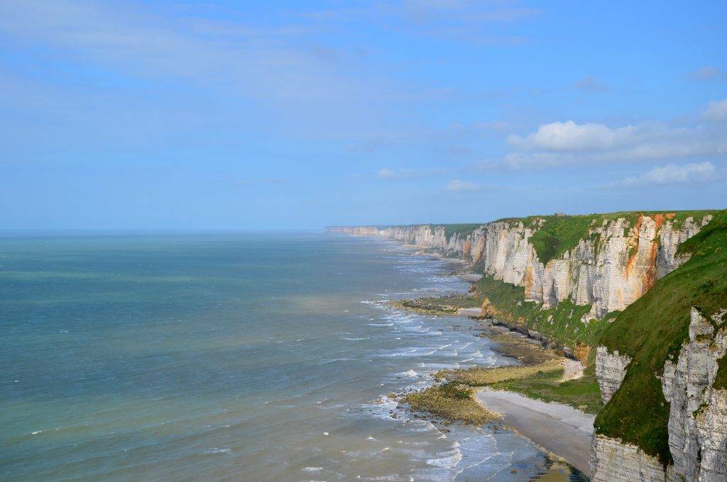 Falaises surplombant la mer en Normandie