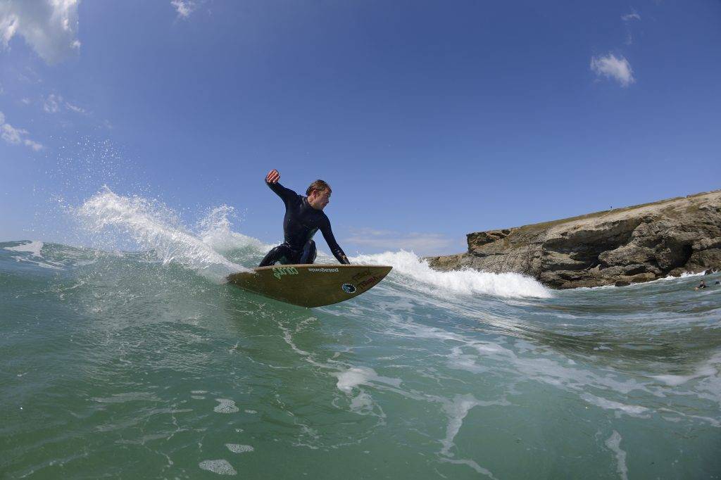 Homme en train de faire du surf au large des côtes bretonnes