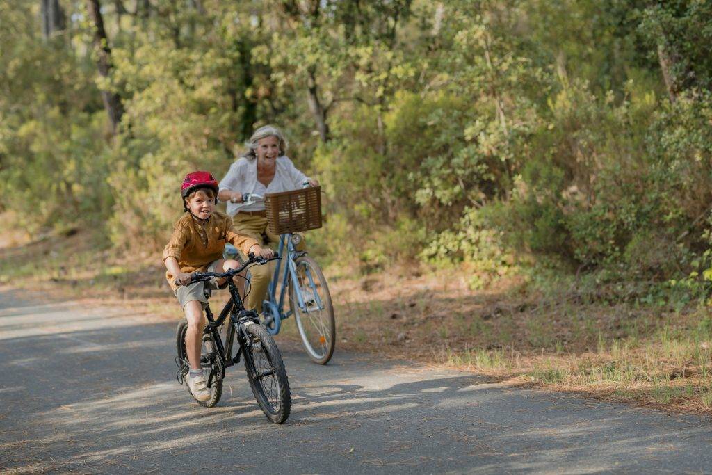 Femme en train de faire du vélo avec un enfant au Resort Club Med La Palmyre
