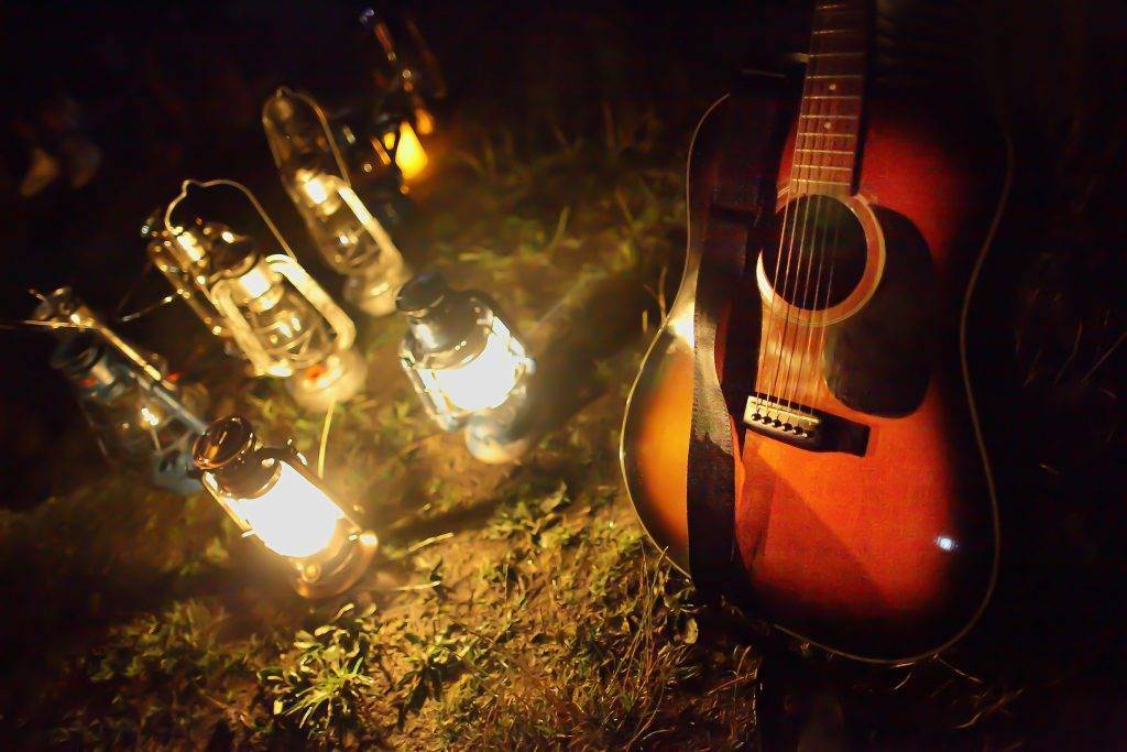 Lampes à pétrole et guitare pour veillée traditionnelle en Bretagne