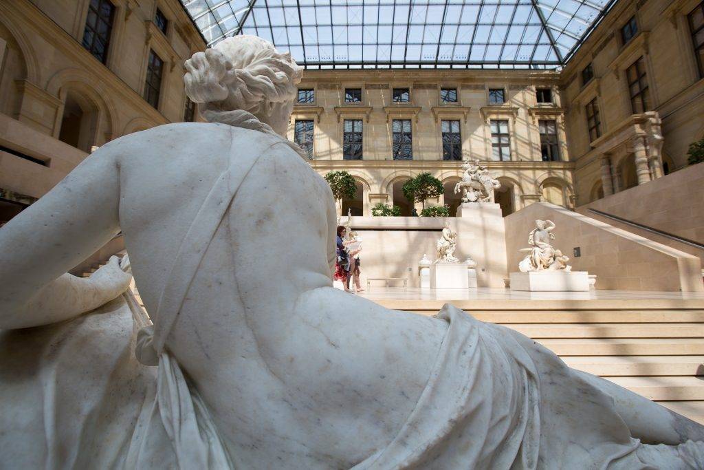 Sculpture à l'intérieur du musée du Louvre
