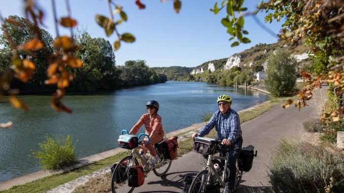 Seniors à vélo le long de la Seine
