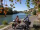 Seniors à vélo le long de la Seine